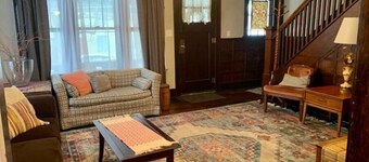 Boho Bungalow off Main-one block from Lovely Park