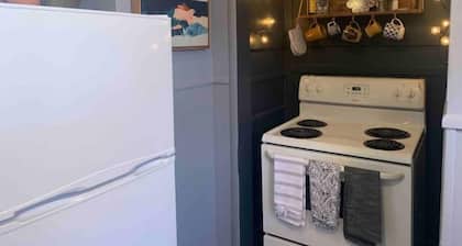 Boho Bungalow off Main-one block from Lovely Park
