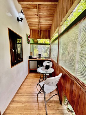 Chalet rustique Confort, balcon, vue sur la montagne | Cuisine privée | Mini-réfrigérateur, cafetière-théière, grille-pain, moulin à café