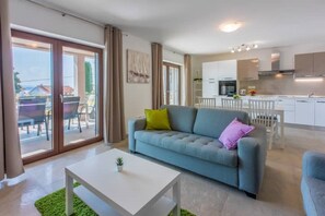 Living area - Sunny apartment with modern furnishings and large panoramic terrace (Crikvenica)