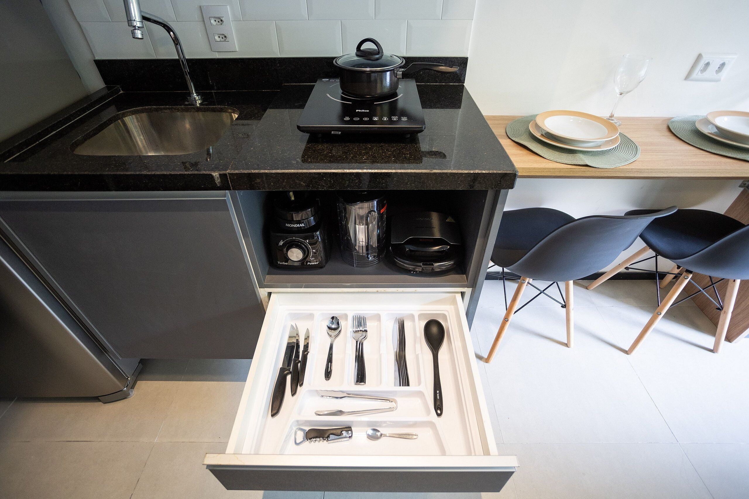 Departamento básico | Cocina privada | Microondas y utensilios de cocina 