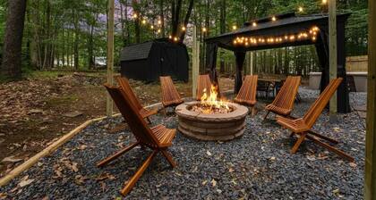 Private Poconos Woodlands Cabin! Hot Tub, Fire Pit