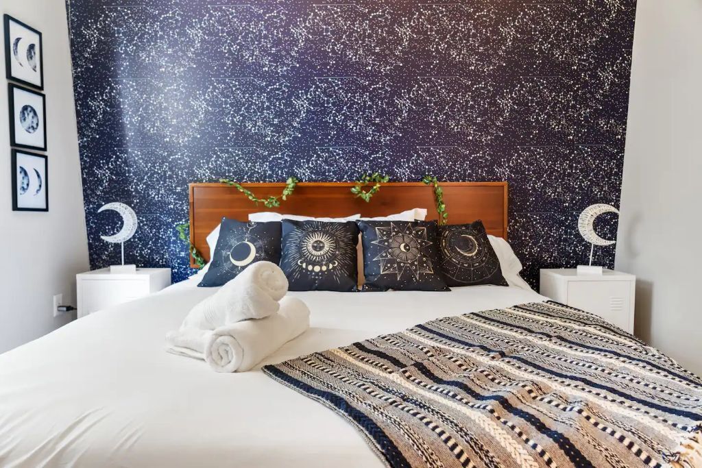 3 chambres, bureau, fer et planche à repasser, lit parapluie