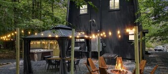Private Poconos Woodlands Cabin! Hot Tub, Fire Pit
