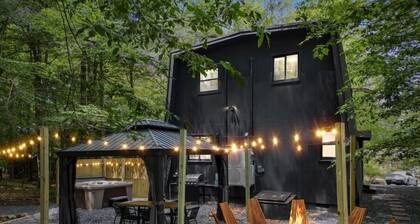 Private Poconos Woodlands Cabin! Hot Tub, Fire Pit