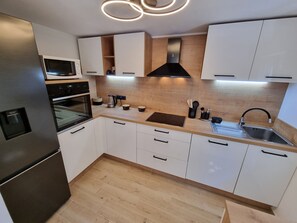 Kühlschrank, Ofen, Herdplatte, Geschirrspüler