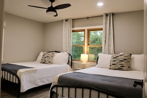 2 habitaciones, tabla de planchar con plancha, wifi y ropa de cama
