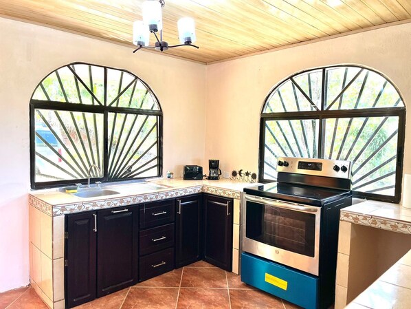 ثلاجة، ميكروويف، فرن، موقد طهي مسطح