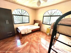 2 عدّة غرف نوم وواي فاي مجانًا وملاءات أسرّة