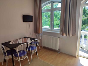 Dining - Holiday apartment with WiFi and air conditioning near the free beach (Siófok)