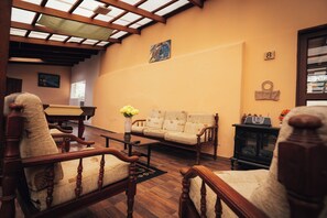 Panoramic Cottage, Multiple Beds, Jetted Tub, Mountain View | Living area