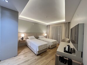 Quarto duplo standard | Cofres nos quartos, Wi-Fi de cortesia, roupa de cama