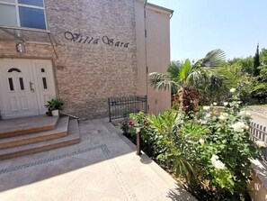 Property grounds - Apartment with 2 rooms and balcony only 50m from the sea (Crikvenica)