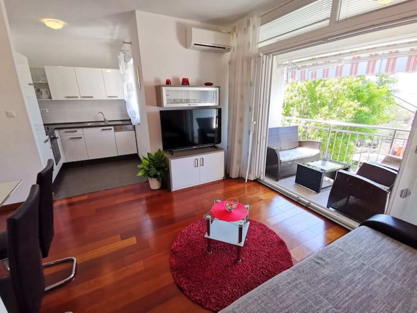 Un apartamento moderno con cocina, comedor y balcón.