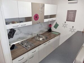 Kühlschrank, Herdplatte, Wasserkocher mit Kaffee-/Teezubehör