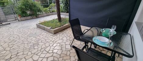 屋外ダイニングエリア