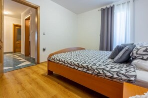 4 bedrooms, iron/ironing board, free WiFi, bed sheets