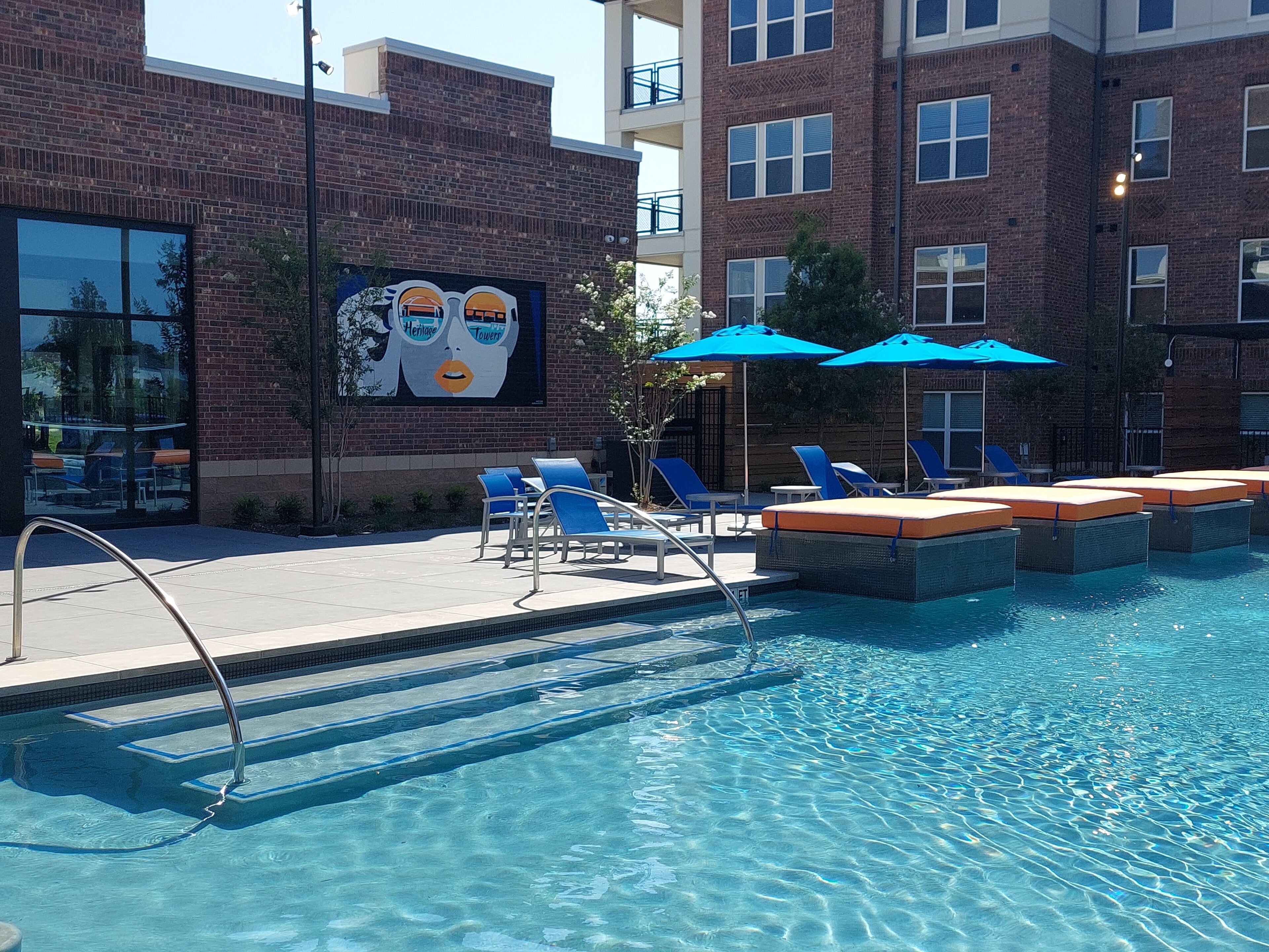 Cozy 2 BR king bed, lux pool DFW