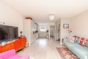 TV, stereo - Bright and inviting 2BD House - Bethnal Green! (London)