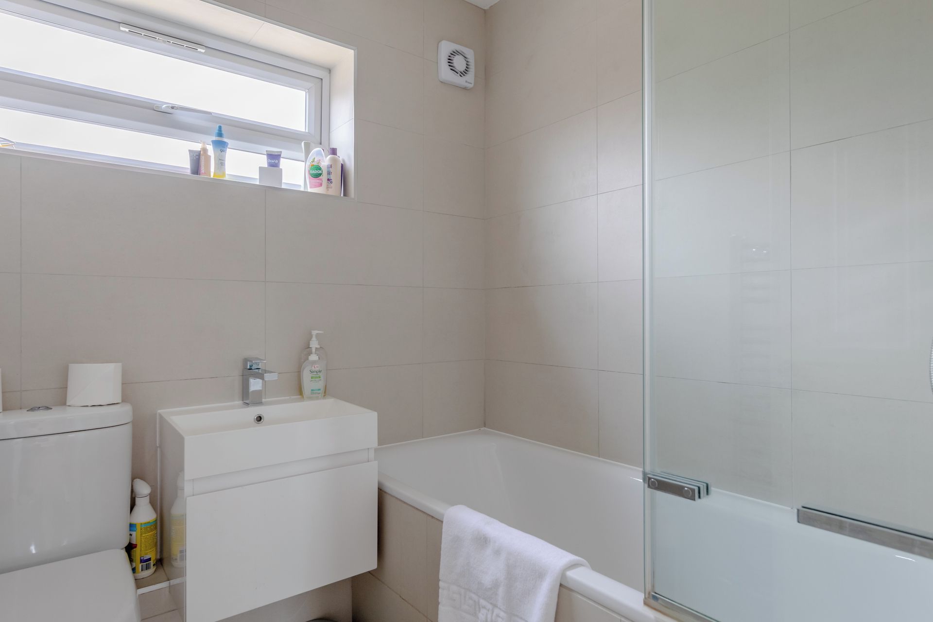 Un bagno con il water, lavandino e zona doccia.