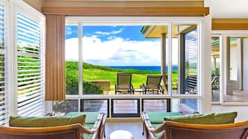 公寓式客房 (1 Bedroom) | 客厅 | 50-英寸纯平电视(配备卫星频道)