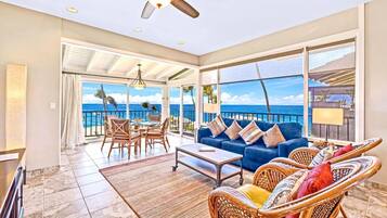 Leilighet (1 Bedroom) | Oppholdsrom | En 50-tommers Flatskjerm-TV med Parabol-TV samt TV