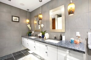 Appartamento (2 Bedrooms) | Bagno | Doccia, set di cortesia firmato, asciugacapelli, asciugamani