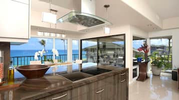 Condo (2 Bedrooms) | Private kitchen | Fridge, microwave, oven, coffee/tea maker