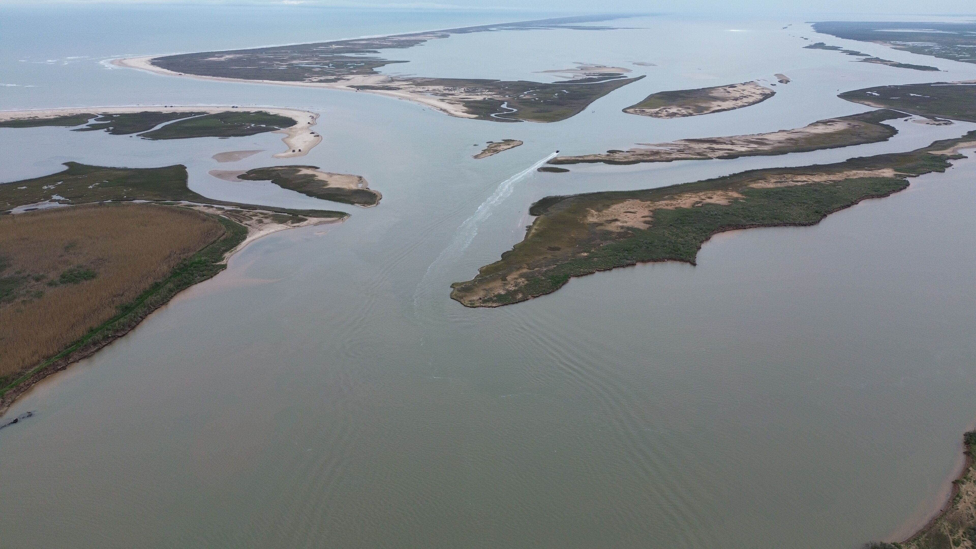 Vista aérea de una zona costera con múltiples bahías y penínsulas.
