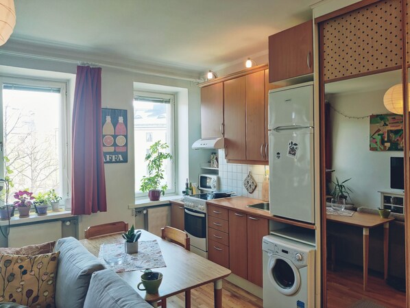 Jääkaappi, mikroaaltouuni, uuni, liesi