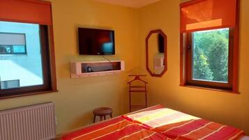 1 bedroom, desk, WiFi