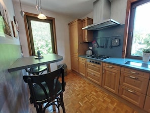 Kühlschrank, Ofen, Geschirrspüler, Kochgeschirr/Geschirr/Besteck