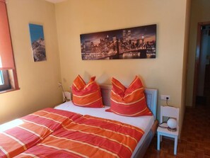 1 bedroom, desk, WiFi