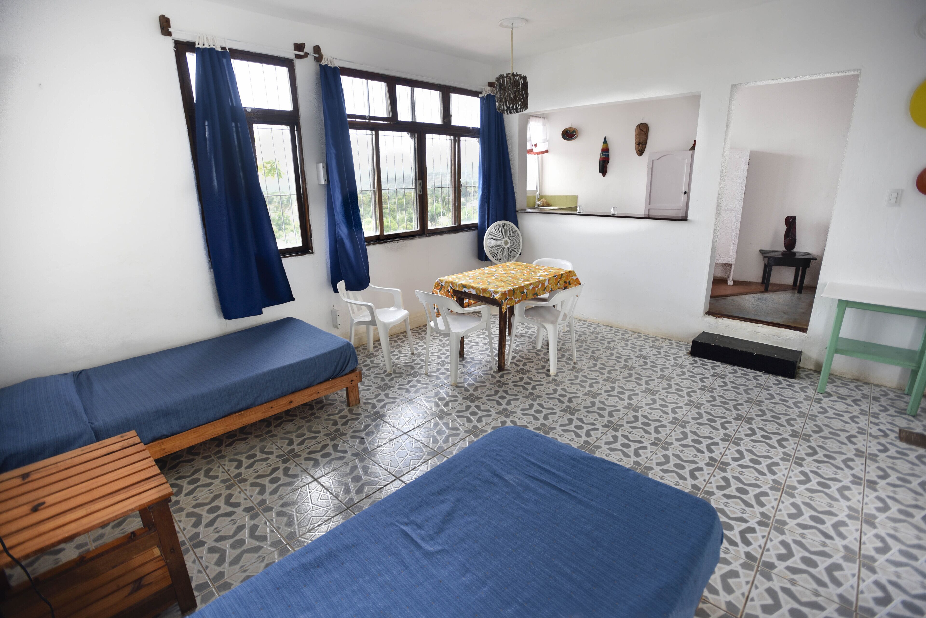 Ein Zimmer mit einem Bett, einem Tisch und einer Bank.