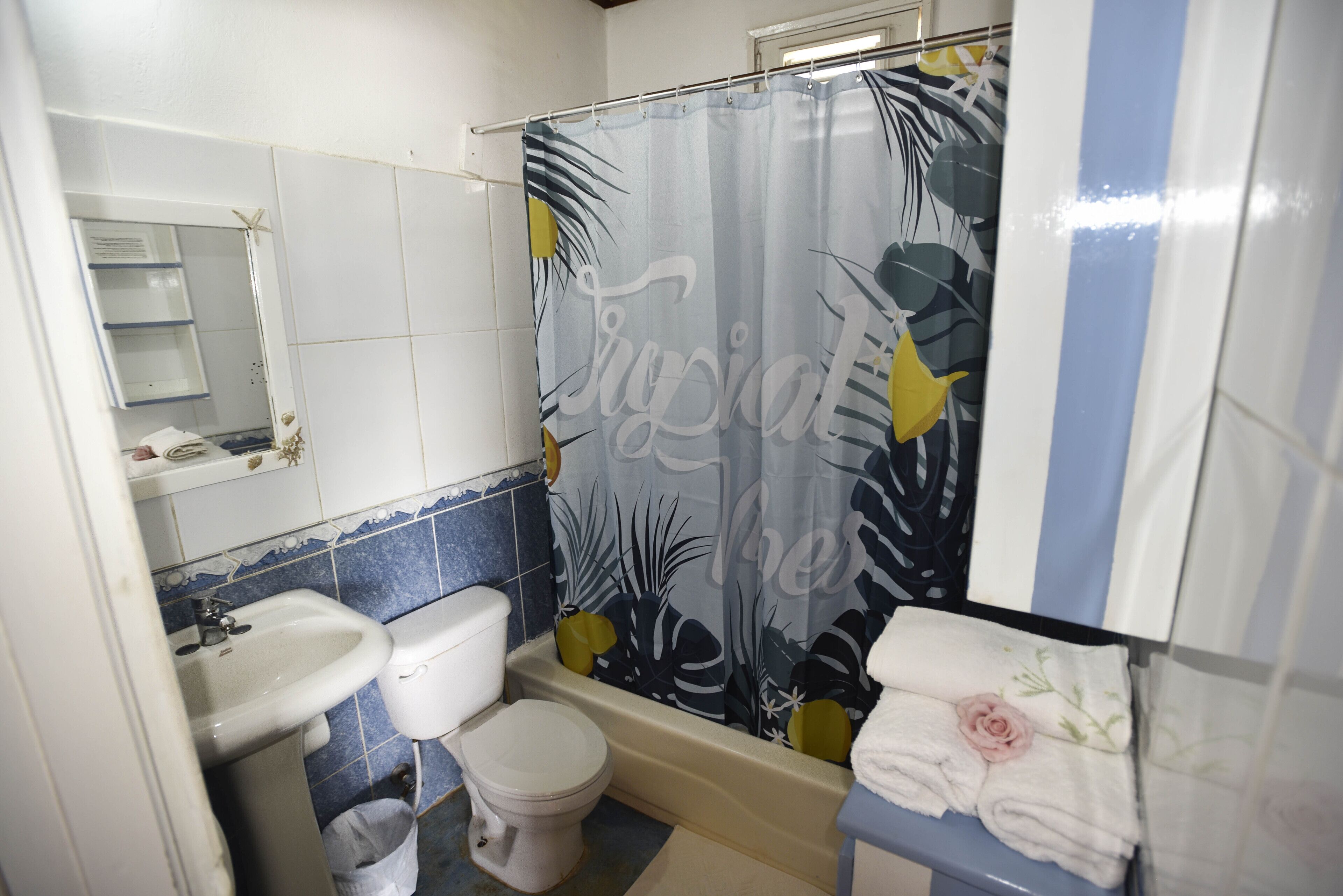 A bathroom with a toilet, sink, and bathtub.