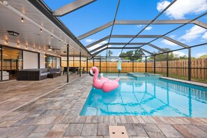 Utomhuspool och uppvärmd pool