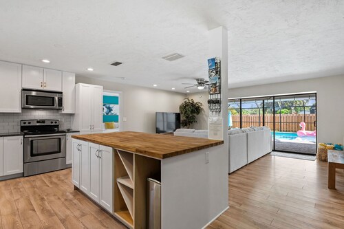 The Shiny Diamond in Sarasota. 10 minutes to SIESTA BEACH