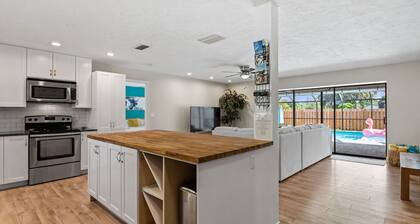 The Shiny Diamond in Sarasota. 10 minutes to SIESTA BEACH