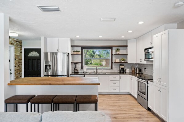 電子レンジ、オーブン、コンロ、食器洗い機