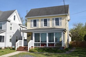 Exterior - Prancing Pony- Updated Cottage w/ Perfect Downtown Location! (Chincoteague)
