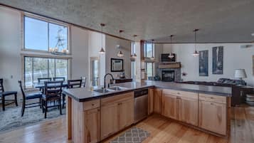 Chalet de lujo, 3 habitaciones, vista a la montaña | Cocina privada | Refrigerador, microondas, horno y parrilla de estufa