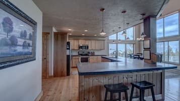 Chalet de lujo, 3 habitaciones, vista a la montaña | Cocina privada | Refrigerador, microondas, horno y parrilla de estufa