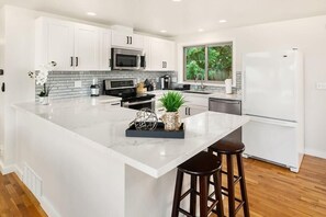 ثلاجة، ميكروويف، فرن، موقد طهي مسطح