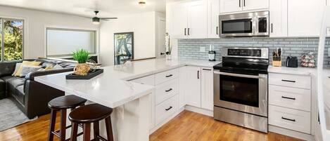 Refrigerador, microondas, horno y parrilla de estufa