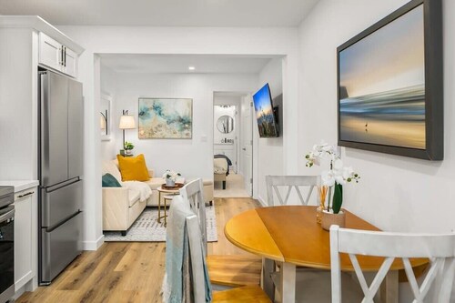 Brand New Designer's Stylish 1BR Home - 1min to I5