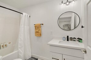 Bathtub, hair dryer, towels - Brand New Designer's Stylish 1BR Home - 1min to I5 (Lynnwood)