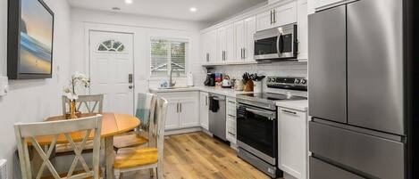 冰箱、微波炉、烤箱、炉灶