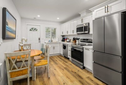 Brand New Designer's Stylish 1BR Home - 1min to I5