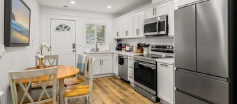 Brand New Designer's Stylish 1BR Home - 1min to I5