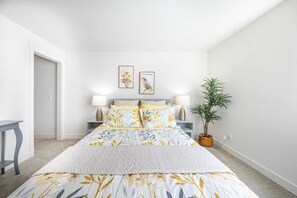 3 室のベッドルーム、デスク、アイロン / アイロン台、旅行用ベビーベッド